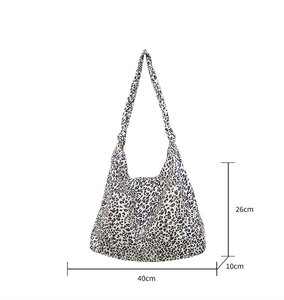 Détail des dimensions du sac léopard: largeur 40cm, hauteur 26cm, profondeur 10cm