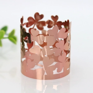 Dettaglio dell'anello portatovagliolo a quadrifoglio in finitura oro rosa lucido