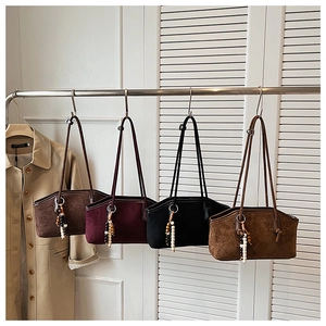 Detailansicht der Retro-Schultertaschen aus mattem Leder in Braun, Burgund, Schwarz und Kamel