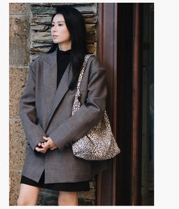 Photo extérieure d'un grand sac cabas léopard avec un blazer gris oversize élégant