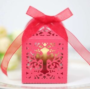 Boîte à dragées rouge découpée au laser avec motif de croix et ruban en organza