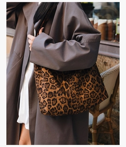 Détail d'un grand sac cabas à motif léopard porté avec une tenue d'automne élégante