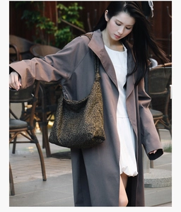 Détail du sac cabas léopard souple avec bandoulière nouée pour un style urbain d'automne