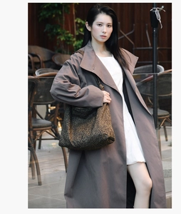Sac fourre-tout à imprimé léopard porté avec un trench-coat gris en extérieur