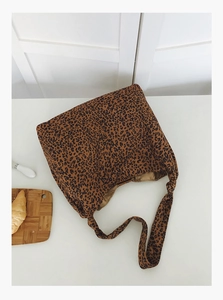 Détail du sac cabas à imprimé léopard avec bandoulière large à nœud réglable