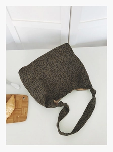 Détail du sac hobo à imprimé léopard vert olive avec bandoulière nouée élégante
