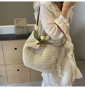 Detail der gewebten Netztasche mit braunem Lederriemen und dekorativen Tulpen