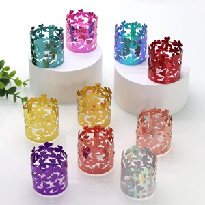 Dettaglio dei portatovaglioli a cuore traforato in nove colori metallici lucidi
