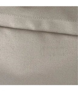 Vista macro della trama del tessuto in nylon beige chiaro con motivi intrecciati e cuciture