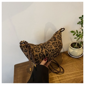 Dettaglio della borsa a mezzaluna leopardata con tessuto morbido e chiusura a zip