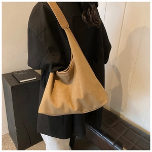 Détail du grand sac cabas en daim camel avec large bandoulière et texture souple