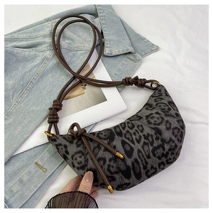 Dettaglio della borsa hobo leopardata con tracolla in corda e borchie dorate