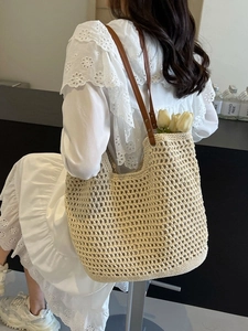 Schicke cremefarbene Strandtasche mit braunen Ledergriffen für den Sommerurlaub