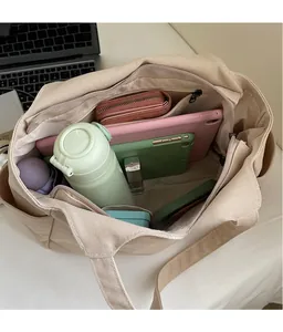 Vista interna della borsa tote in tela con ampi scomparti e tasche multifunzionali