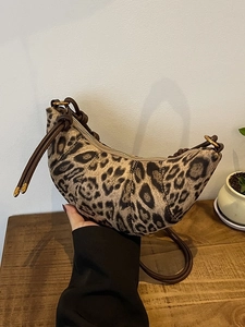 Borsa a mezzaluna leopardata con dettagli a nodo e cerniera metallica in forma di croissant