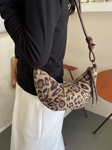 Borsa a tracolla a mezzaluna leopardata con cinturino marrone annodato per donna