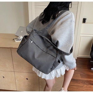 Borsa tote in tela grigio scuro con ampi spallacci e grande capacità per l'uso quotidiano