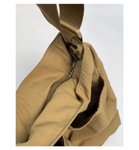 Detail der khakifarbenen Ripstop-Tasche mit Seitentasche, Reißverschluss und Gurt