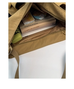Nahaufnahme der großen khakifarbene Tragetasche mit viel Platz für Bücher und Schirme