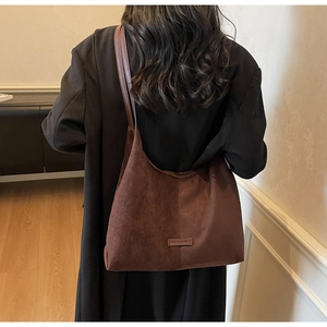 Borsa tote in pelle scamosciata marrone con texture opaca e tracolla sottile in pelle