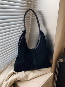 Grand sac hobo en daim noir avec finitions en cuir lisse pour un style minimaliste chic