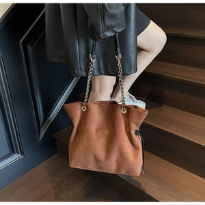 Sac fourre-tout en daim marron avec bandoulière chaîne et cordon de serrage