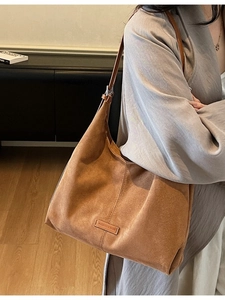 Borsa hobo vintage in pelle scamosciata marrone con grande capacità e tracolla regolabile