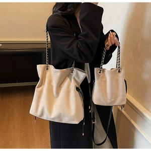 Détails de sacs seaux en daim beige avec bandoulières chaînes en deux tailles