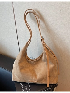 Grande borsa hobo minimalista in camoscio kaki con tracolla regolabile e logo metallico