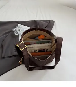 Interno della borsa tote marrone con tracolla a scacchi, chiusura magnetica e tasca interna