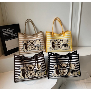Détail de quatre sacs fourre-tout rayés en toile avec broderie ours en peluche 3D