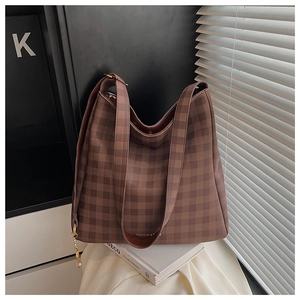 Dettaglio borsa hobo a scacchi marrone con finiture dorate e scritte fashion