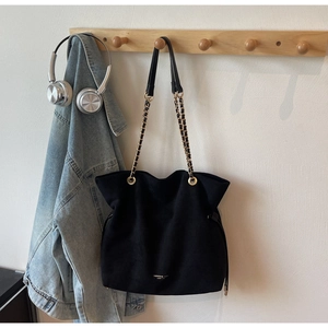 Vue détaillée du grand sac cabas noir mat avec bandoulière chaîne et lettrage