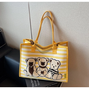 Détail du sac cabas en toile à rayures jaunes avec broderie ours en peluche 3D