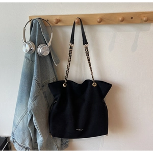 Détail du sac cabas noir avec chaîne dorée et logo FASHION & BAGS imprimé
