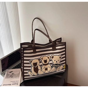 Détails du sac fourre-tout en toile à rayures avec trois broderies d'oursons en peluche