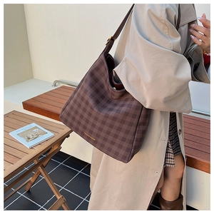 Vista dettagliata della borsa a spalla hobo a scacchi marrone con logo del marchio dorato