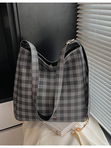 Borsa tote a scacchi grigi con tracolla larga e ciondolo a perla alla moda