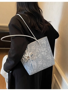 Large capacity tote bag with light blue floral print and star charm for daily commute