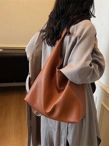 Brown leather large capacity tote bag with lychee texture for daily commute shoulder wear
