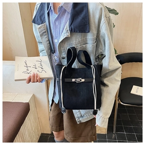 Elegante borsa a secchiello nera con chiusura a scatto argentata e coulisse laterali di tendenza
