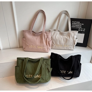 Sacs cabas en velours côtelé de quatre couleurs avec broderie sur marbre blanc