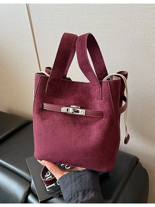 Borsa a secchiello vintage bordeaux in pelle scamosciata con chiusura a scatto argento