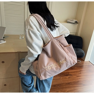 Sac fourre-tout en velours côtelé rose avec broderie jaune vue de dos