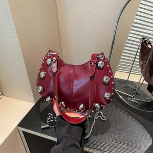 Sac à main demi-lune bordeaux avec clous métalliques argentés et bandoulière en chaîne