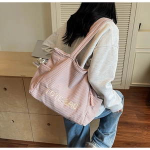 Détail du grand sac cabas en velours côtelé rose avec broderie et poche latérale