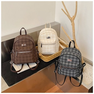 Détails des mini sacs à dos à carreaux en café, beige et gris avec plaques logo en métal
