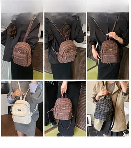 Collage montrant plusieurs angles d'un sac à dos à carreaux avec bretelles en cuir