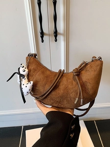 Borsa a Corno Vintage in PU Scamosciato Donna Moda Smerigliata Borsa a Mezzaluna Sottobraccio a Tracolla Con Tracolla a Nodi e Ciondolo