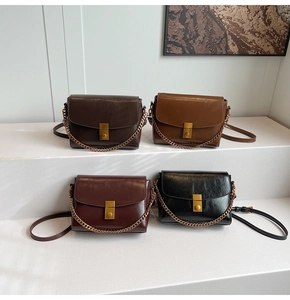 Collection de sacs portés épaule rétro en quatre couleurs avec boucles dorées